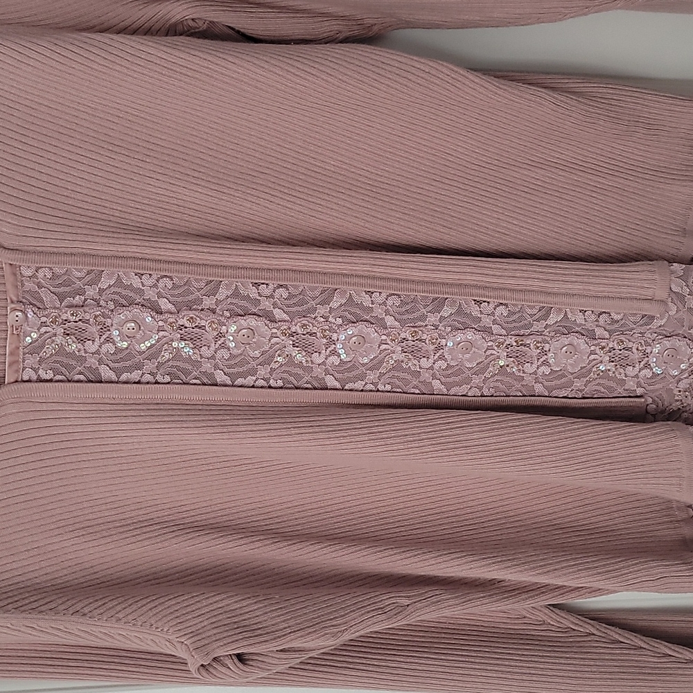 Gently used mauve ribbed sweater with lace detailing - Picture 3 of 5